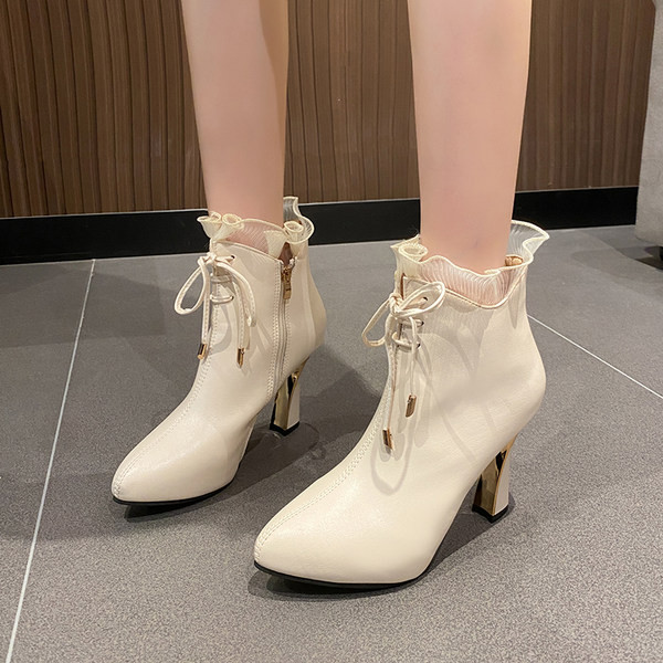 Izoštreni model ženskih čizama sa petom od 9 cm i vezicama