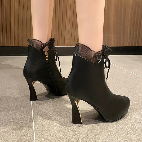 Izoštreni model ženskih čizama sa petom od 9 cm i vezicama