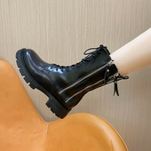 Női csizma cipzárral és fűzővel