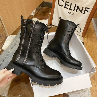 Női csizma cipzárral és fűzővel