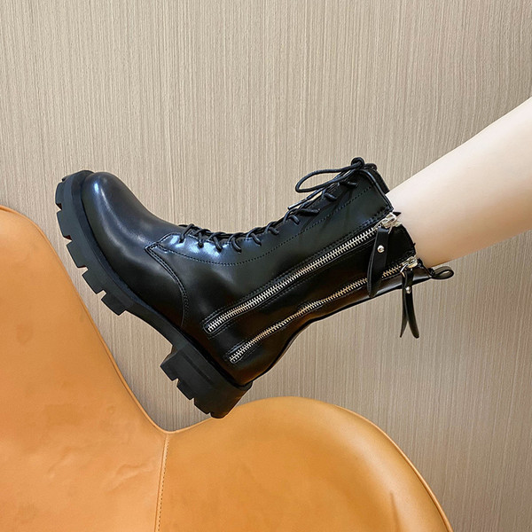 Női csizma cipzárral és fűzővel