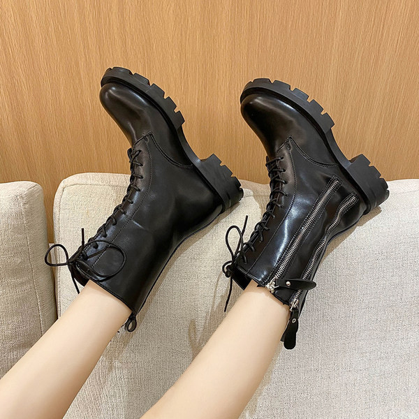 Női csizma cipzárral és fűzővel