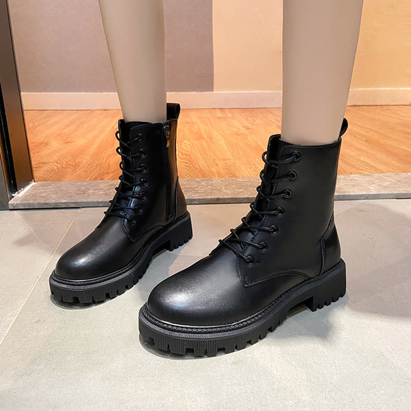 Cizme de dama cu talpa aspra si sireturi - culoare neagra