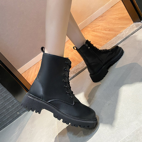 Cizme de dama cu talpa aspra si sireturi - culoare neagra