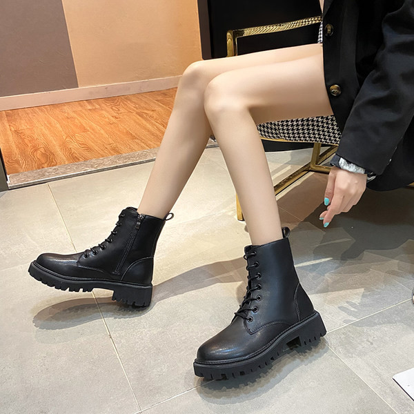 Cizme de dama cu talpa aspra si sireturi - culoare neagra