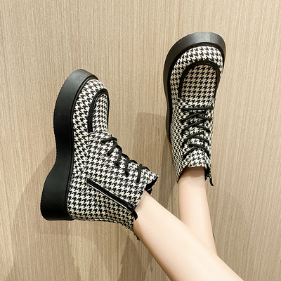 ÚJ Női csizma 4,5 cm talppal és fűzővel