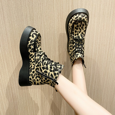 ÚJ Női csizma 4,5 cm talppal és fűzővel