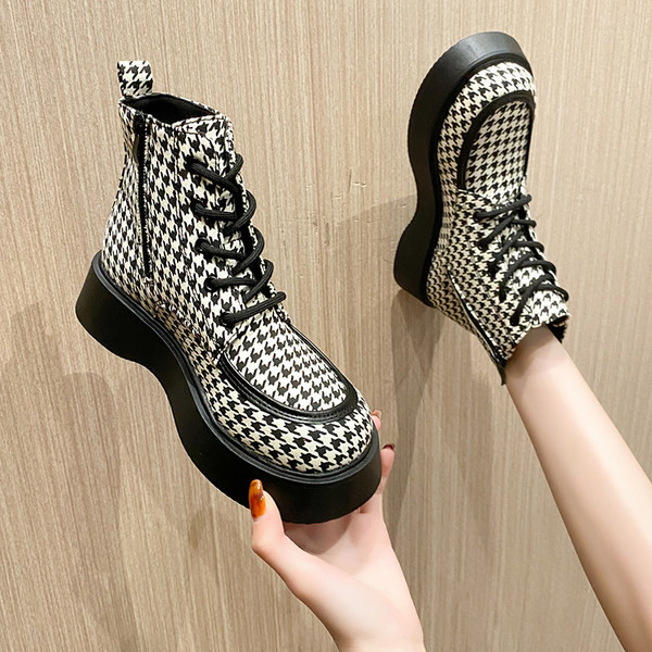 ÚJ Női csizma 4,5 cm talppal és fűzővel