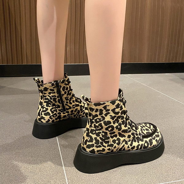 ÚJ Női csizma 4,5 cm talppal és fűzővel