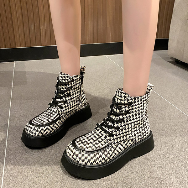 ÚJ Női csizma 4,5 cm talppal és fűzővel