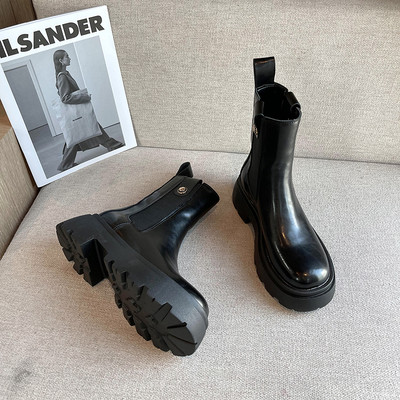 Pruuni ja musta värvi kunstnahast vabaaja naiste saapad