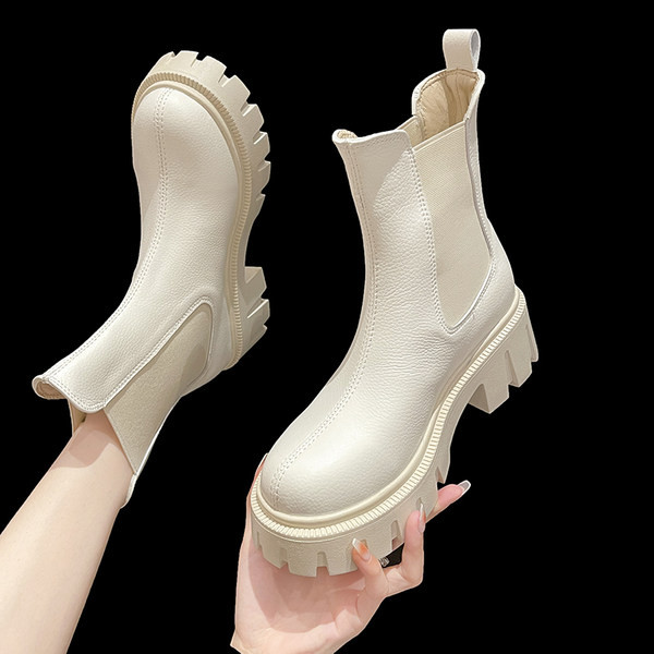 Čiste ženske čizme od umjetne kože