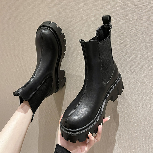 Čiste ženske čizme od umjetne kože