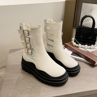 Moteriški odiniai batai su sagtimi ir grubiu padu – baltos ir juodos spalvos