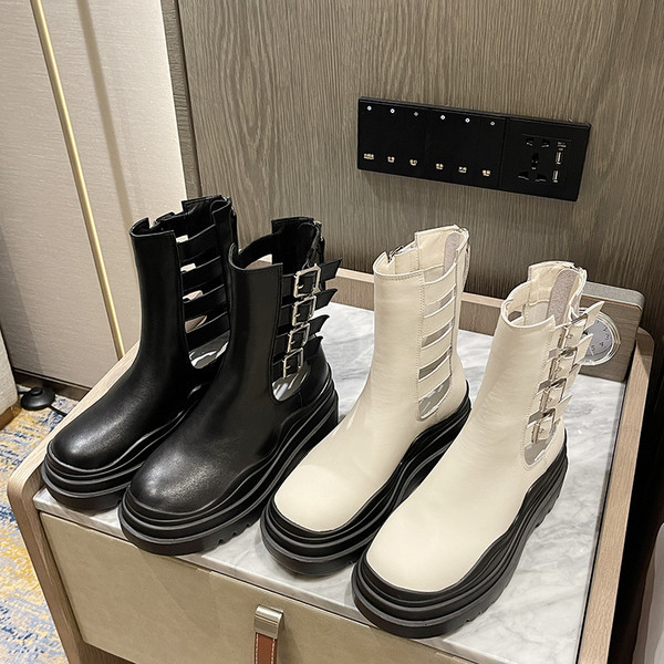 Moteriški odiniai batai su sagtimi ir grubiu padu – baltos ir juodos spalvos