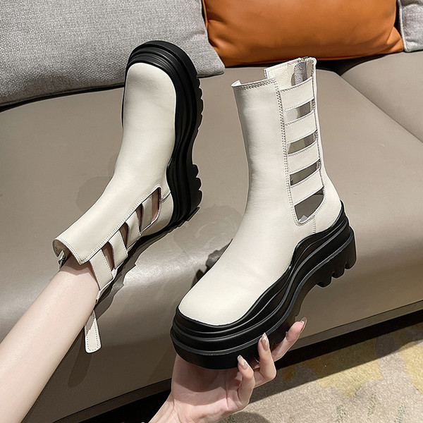 Moteriški odiniai batai su sagtimi ir grubiu padu – baltos ir juodos spalvos