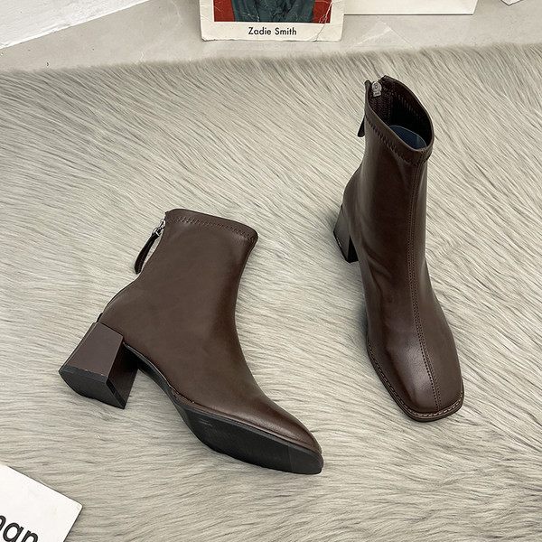 Novi model ženskih čizama od eko kože na petu