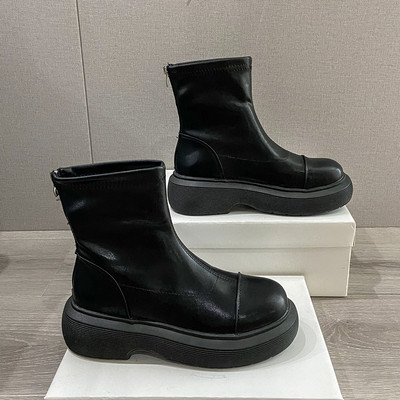 Új, vastag talpú női bőrcsizma modell