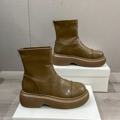 Új, vastag talpú női bőrcsizma modell