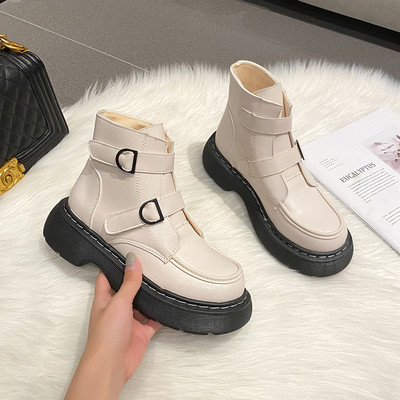 Női bőrcsizma csattal