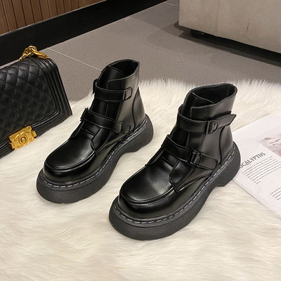 Női bőrcsizma csattal