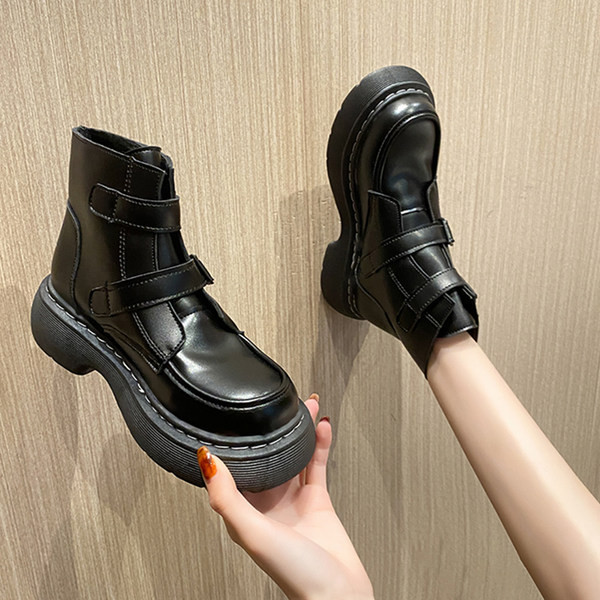 Női bőrcsizma csattal