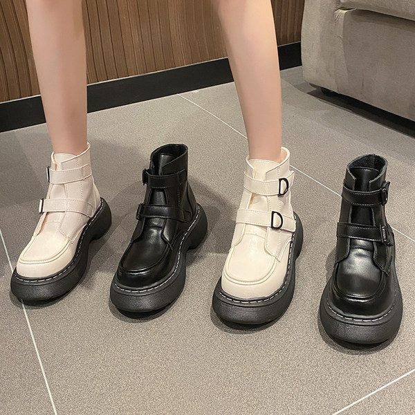 Női bőrcsizma csattal