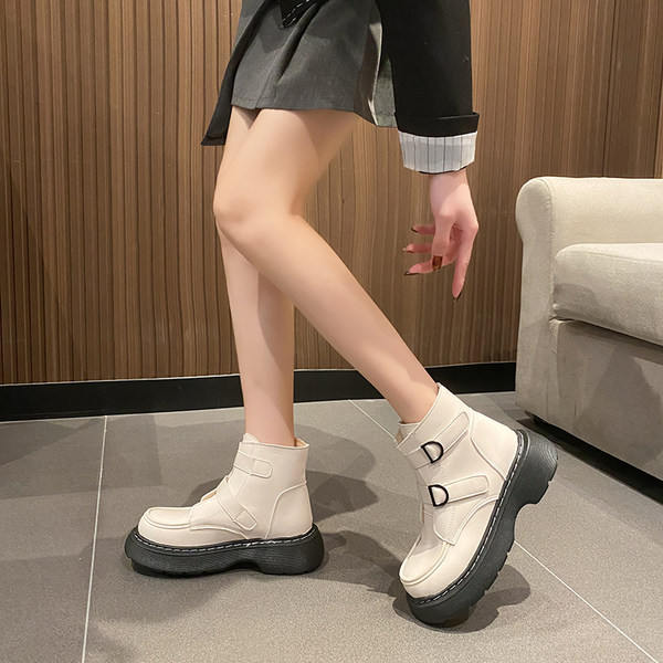 Női bőrcsizma csattal