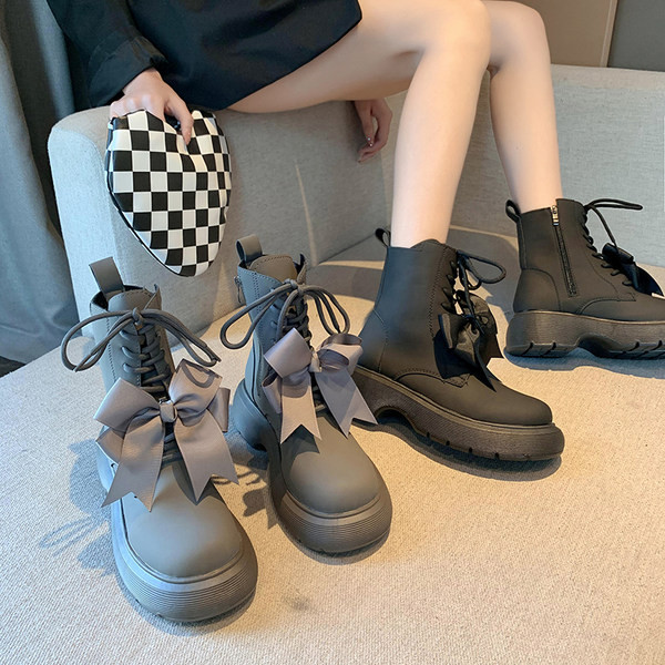 Novi model ženskih čizama sa trakom i debelim đonom