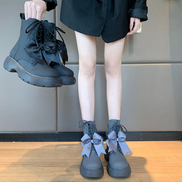 Novi model ženskih čizama sa trakom i debelim đonom