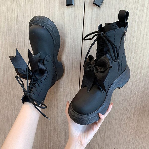 Novi model ženskih čizama sa trakom i debelim đonom