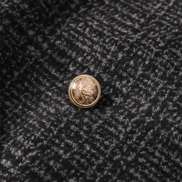 Őszi kabát kétsoros rögzítéssel