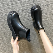 Lapos talpú női bőrcsizma