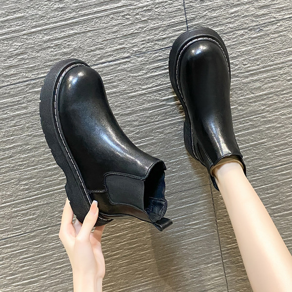 Lapos talpú női bőrcsizma