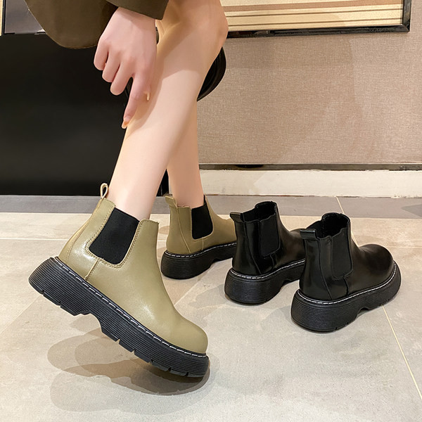 Lapos talpú női bőrcsizma