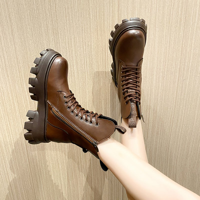 Kareda talla ja paeltega naiste saapad