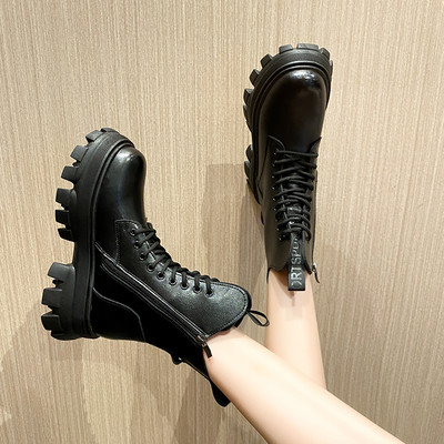 Kareda talla ja paeltega naiste saapad