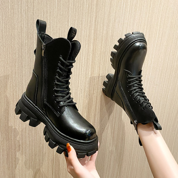 Kareda talla ja paeltega naiste saapad