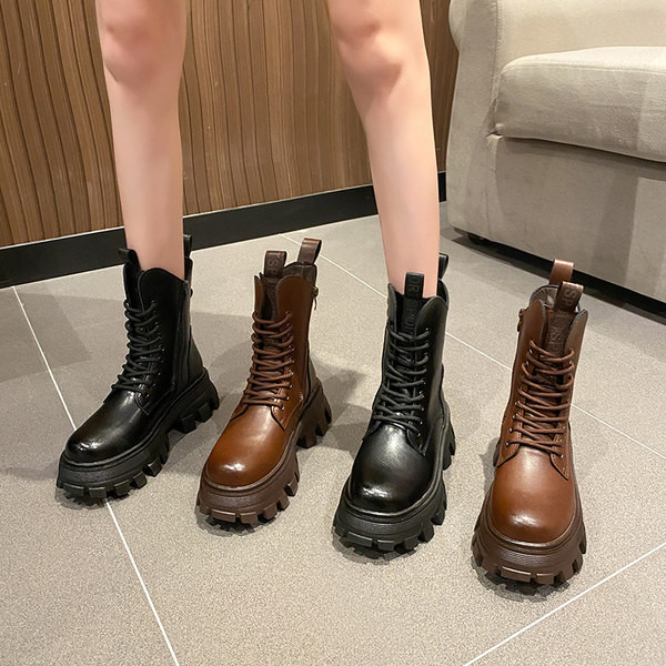 Kareda talla ja paeltega naiste saapad