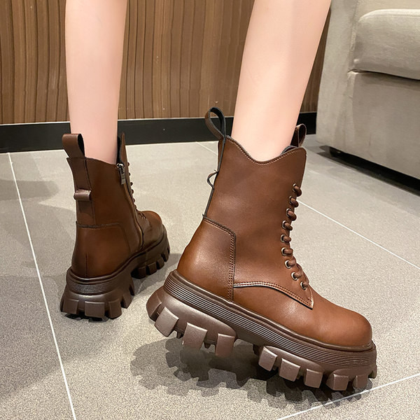 Kareda talla ja paeltega naiste saapad