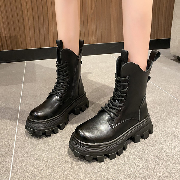 Kareda talla ja paeltega naiste saapad