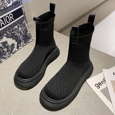 Textilből készült, lapos talpú női csizma