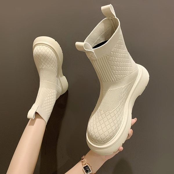 Textilből készült, lapos talpú női csizma