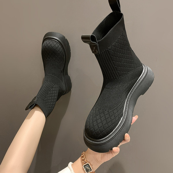 Textilből készült, lapos talpú női csizma