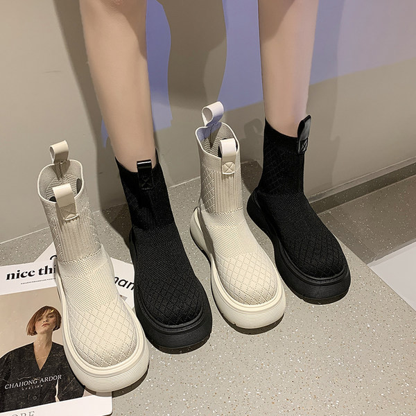 Textilből készült, lapos talpú női csizma