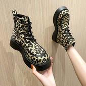 Lapos talpú és fűzős női csizma