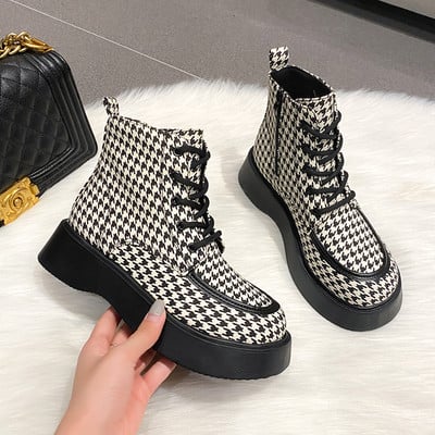 Lapos talpú és fűzős női csizma