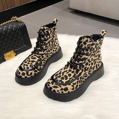 Lapos talpú és fűzős női csizma