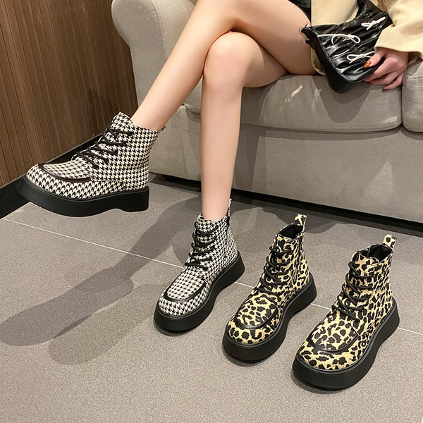 Lapos talpú és fűzős női csizma