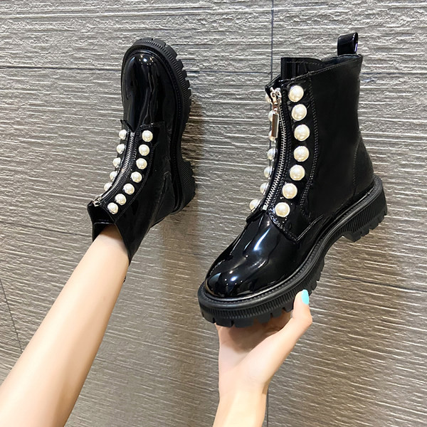 Nööpidega lakknahast saapad - musta värvi